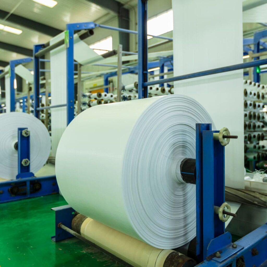 Produkcja papieru i tektury - rolki papieru w zakładzie produkcyjnym